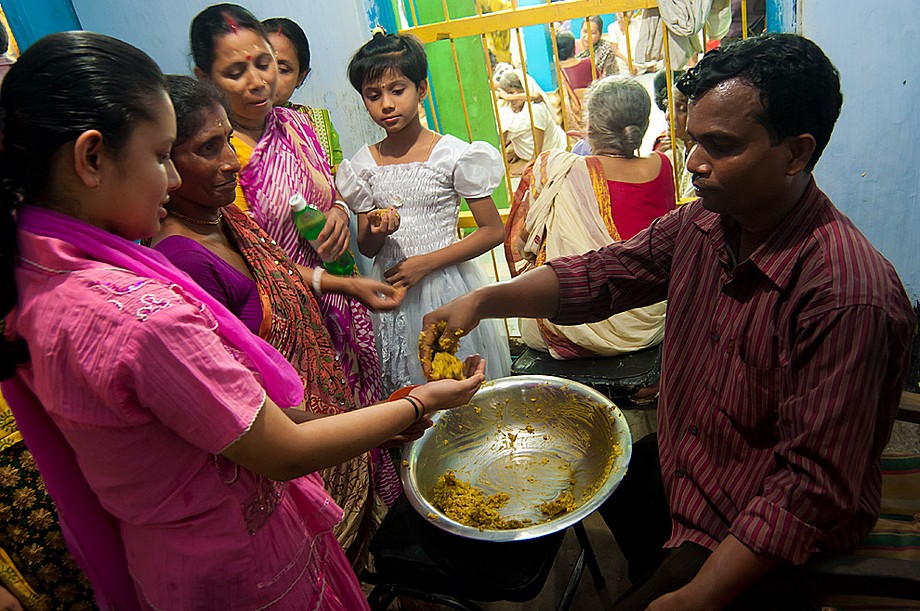 Mymensingh, Bangladesz: święto Hare Krishny - mężczyzna rozdaje darmowe porcje jedzenia (Indie i Bangladesz 2010 - imprezy masowe i inne śluby)